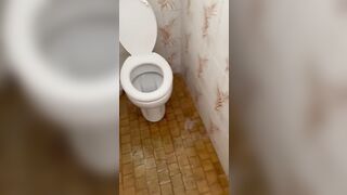 Vado a pisciare nel bagno in spiaggia