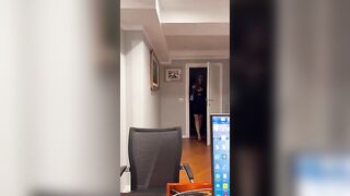 La segretaria si presenta a un colloquio e succhia il cazzo