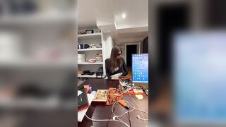 La segretaria si presenta a un colloquio e succhia il cazzo