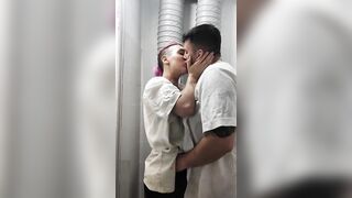 Pompino cameriera nel bagno del locale