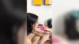 La massaggiatrice lesbica fa godere la cliente OF