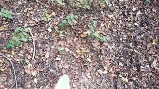 Dopo una pisciata la morosa gli fa un pompino con ingoio all'aperto