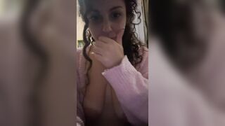 Ricciolina italiana con morbide tettone penzolanti