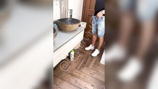 Becca la fidanzata a masturbarsi e la scopa come una gran troia