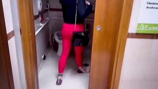 Succhio il cazzo a nero con amica nel bagno del supermercato