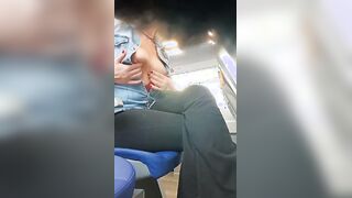 Italiana provoca in treno mostrando le tette
