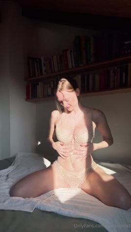 Luiza tettona bionda italiana si masturba e gode