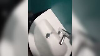 Io tre minuti e devo andare sborra veloce - Scopata nei bagni della discoteca