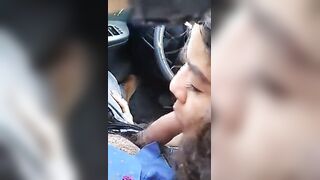 La mia tipa mi fa un pompino in macchina