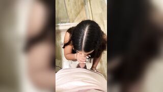 Studentessa itlaiana pompino e scopata nel bagno dal suo tipo