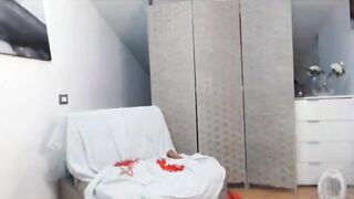 Selene squirta e pulisce il pavimento con la lingua