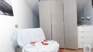 Selene squirta e pulisce il pavimento con la lingua