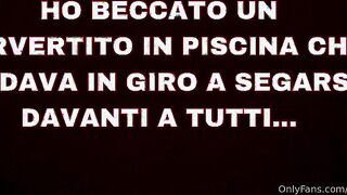Esibizionista si sega in piscina sotto la doccia davanti a ragazza tettona OF