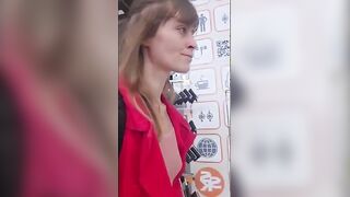 Ragazza italiana fa la porca in aeroporto e si masturba in aereo