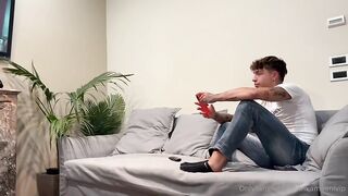 Entra fratellino e tiralo fuori che ci scopiamo insieme la mia tipa OF