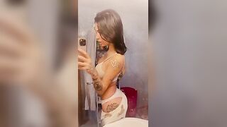 Mietta selfie fica italiana tatuata