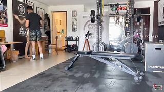 Ragazza italiana sfondata in palestra durante l'allenamento da tatuato