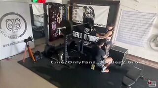 Ragazza italiana sfondata in palestra durante l'allenamento da tatuato