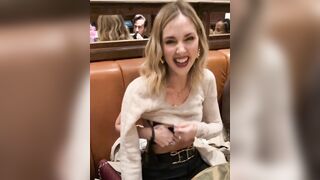 Chiara Ferragni rimane in reggiseno al ristorante