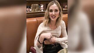 Chiara Ferragni rimane in reggiseno al ristorante
