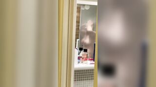 La donna di mio padre spiata in bagno