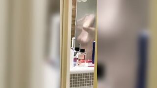 La donna di mio padre spiata in bagno