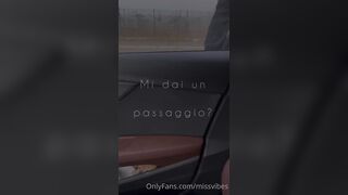 Milf italiana fica si masturba in macchina OF