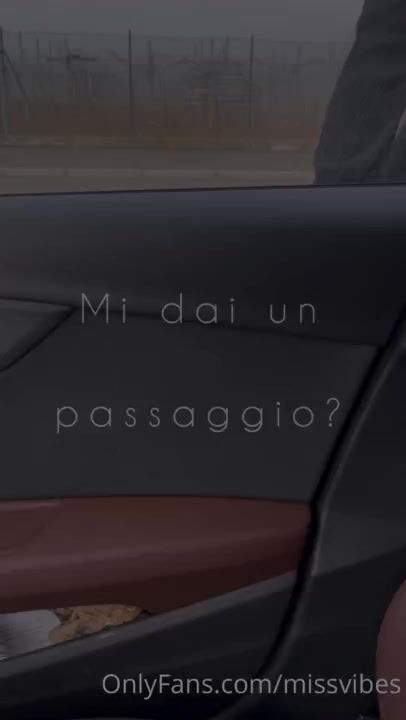 Milf italiana fica si masturba in macchina OF