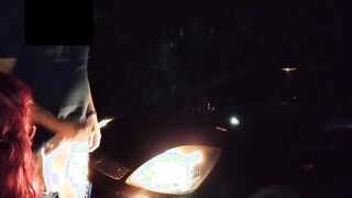 Sveltina con amante sul cofano dell'auto