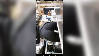 Il culo perfetto di una barista italiana