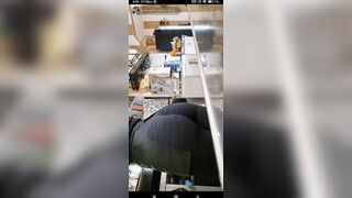 Il culo perfetto di una barista italiana