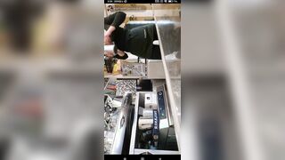 Il culo perfetto di una barista italiana