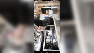 Il culo perfetto di una barista italiana