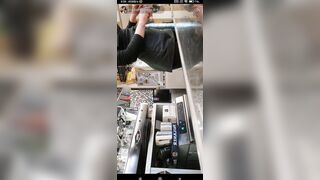 Il culo perfetto di una barista italiana