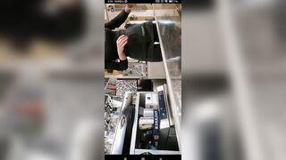 Il culo perfetto di una barista italiana