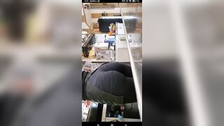 Il culo perfetto di una barista italiana