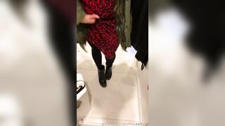 Milf italiana mostra la fica in camerino