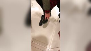 Milf italiana mostra la fica in camerino