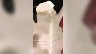 Milf italiana mostra la fica in camerino