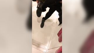 Milf italiana mostra la fica in camerino