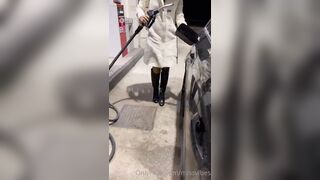 Alla pompa di benzina italiana fa il pieno e si spoglia nuda