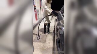 Alla pompa di benzina italiana fa il pieno e si spoglia nuda