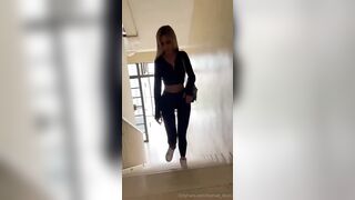 Moglie spompina il giovane ragazzo delle pulizie OF