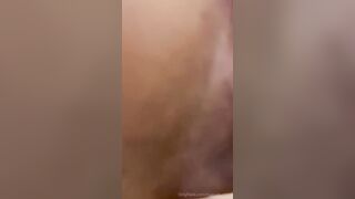 Moglie spompina il giovane ragazzo delle pulizie OF