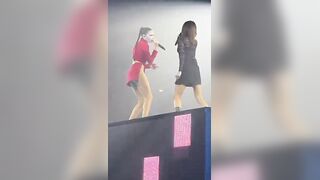 Elodie upskirt in concerto senza slip