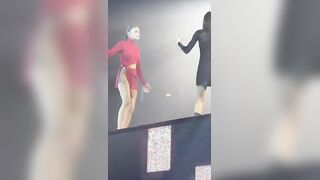 Elodie upskirt in concerto senza slip