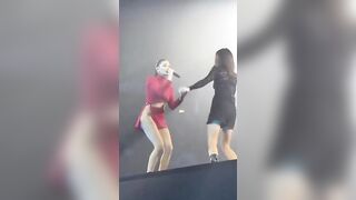 Elodie upskirt in concerto senza slip