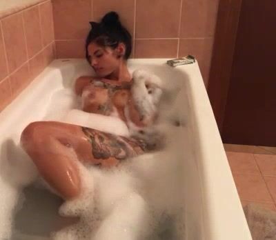 Suicide italiana tatuata nella vasca nuda