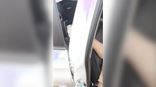 Nuda in macchina davani al segaiolo