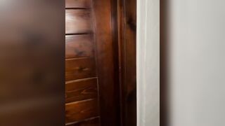 Spiati mentre scopano dall'amico guardone